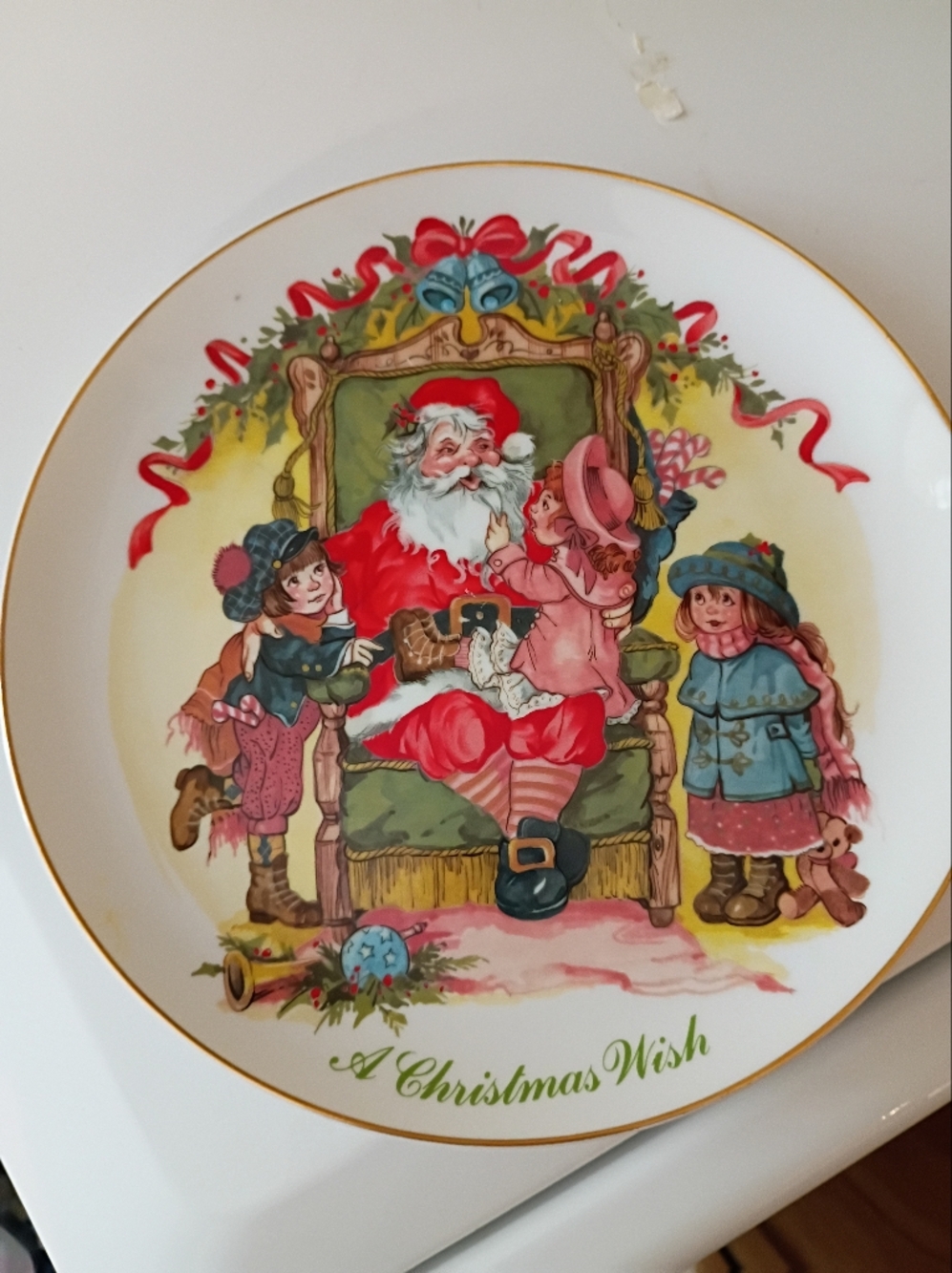 Christmas Santa Collector Plate in Red & Green
